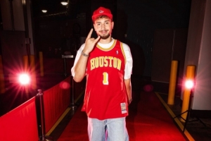 致敬麥迪！申京季前賽首秀穿麥迪球衣入場！