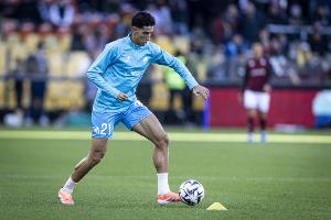 郵報：馬賽后衛阿格德在機場遭到球迷襲擊，差點被扇臉