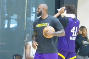 沒宣布退役！“決定二”后首現身 詹姆斯笑容滿面進行了個人訓練