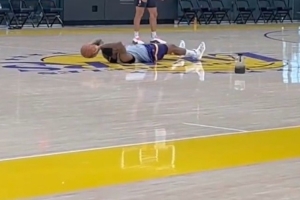 秀絕活！斯瑪特訓練后平躺在中圈 雙手超遠甩狙精準打板入筐