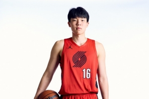 媒體人：比賽節(jié)奏很快 楊瀚森要從扎實的掩護、卡位、護筐做起