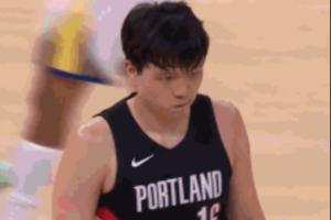 無奈！楊瀚森犯滿被罰下后歪頭噘嘴 表情略顯沮喪