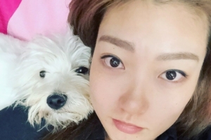 李夢曬與小狗的合照：?????????? 奈斯 馬上見面咯