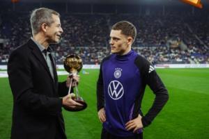 上賽季45場16球15助！維爾茨今日賽前領取德國足球先生獎杯