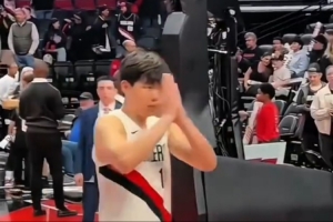 積極融入！開拓者主場球迷呼喊楊瀚森名字 小楊雙手合十表示感謝