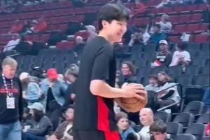 大家都愛他??！場邊小球迷得到楊瀚森的回應(yīng) 徹底陷入瘋狂！