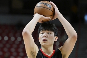 媒體人：楊瀚森對抗狀態下左手愛扒拉 因核心力量和對抗能力不足