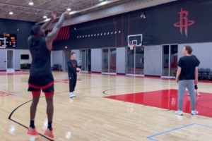 季前賽打不了！芬尼-史密斯在球隊訓練結束后加練底角三分