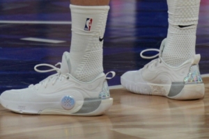 曾凡博籃網(wǎng)首秀 上腳韋德最新一代簽名鞋韋德之道12