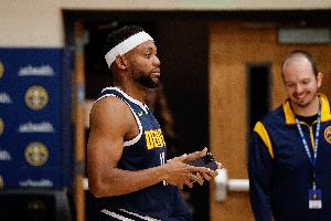 掘記：布魯斯-布朗曾收到湖人太陽等多隊(duì)報價 最終選擇底薪回掘金