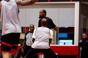 沒有捷徑！火箭曬訓練照：杜蘭特單打 申京打磨低位技術