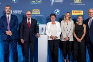 官方：拜仁女足獲巴伐利亞體育大使稱號(hào)，表彰她們體育和社會(huì)貢獻(xiàn)