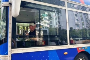 申花主帥斯盧茨基驚喜化身為15路司機，體驗真正“司機”感受