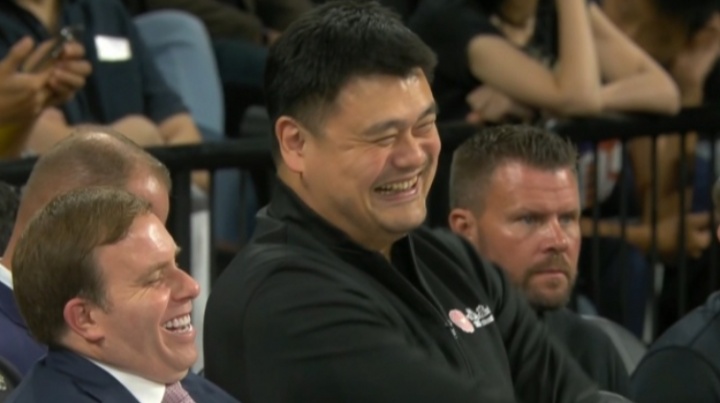 獨(dú)行俠老板在一旁??女兆日月現(xiàn)場觀戰(zhàn)NBA中國賽 笑出經(jīng)典表情包