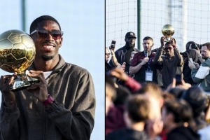 衣錦還鄉！登貝萊帶著金球獎回到家鄉，向家鄉人民展示金球