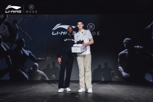 韋德出席簽約儀式！李寧旗下品牌韋德之道簽約籃網8號秀杰明