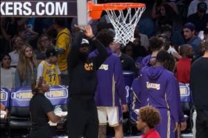 ??可太想出場(chǎng)了！詹姆斯暫停期間手癢在底線施展“空氣投籃”