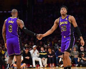 詹姆斯在場八村攻筐次數更多！美記：他為后者創造了更多機會