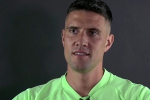 退役一天就“復出”！凱利宣布退役后隔天，就代表利物浦踢傳奇賽