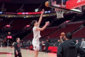 嚴師出高徒！對陣勇士賽前斯普利特輔導楊瀚森和克林根訓練