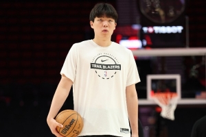 媒體人：楊瀚森慢慢來 得個七八九分 搶個四五個籃板就很好