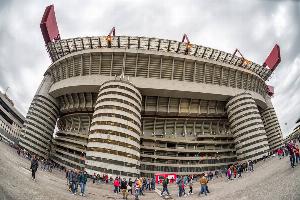 杰納斯：圣西羅的內部環(huán)境很糟糕，更衣室很小且?guī)挥幸粋€洞