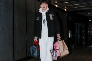 真是喜歡！開拓者曬球員入場照：楊瀚森依然帶著粉色小書包