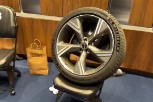 又塞爆米花又被卸輪胎！博納因不聽恩比德的話 被隊友整蠱