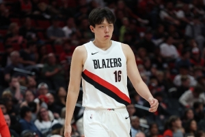 媒體人：不能理解為小楊被打哭了 他只是為自己的表現懊惱