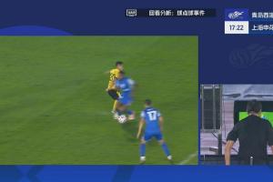馬納法倒地，主裁看VAR判罰點球！吳曦點射命中，申花1-1西海岸