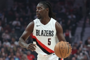 老將還是穩(wěn)！霍勒迪9投5中&三分6中3 砍下13分3板3助2斷