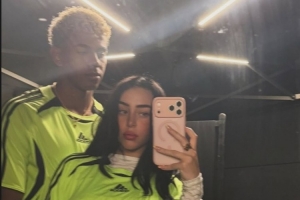 秀恩愛(ài)！女友社媒曬與亞馬爾親密自拍合照