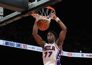 美記：埃奇庫姆費城主場首秀真是精彩絕倫 他下場時球迷熱烈鼓掌