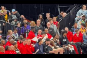 楊瀚森替補席不甘哭泣！美網友：更支持他了！球員有羞恥心是好事