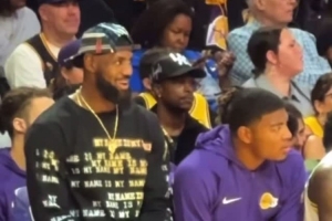 詹姆斯今日場邊花絮：假裝投籃后愜意運球 從座位躍起慶祝進球