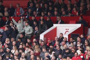 好氣！馬雷斯卡在看臺激情慶祝進球，而森林老板就在一旁瞪著??