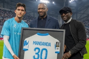 接受致敬！已退役的40歲門將曼丹達(dá)重返馬賽主場，獲得紀(jì)念球衣