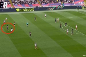 是真沒招了！比賽最后10分鐘，阿勞霍客串中鋒頂在鋒線位置