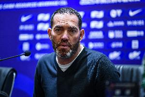 足球報：亞泰主帥蘇亞雷斯再吃黃牌，累計兩黃無緣下輪客戰津門虎