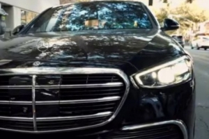 不差錢！鯊魚二兒子打視頻電話購買奔馳S580 13萬直接劃老爹卡