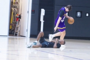 不要太過分??！里夫斯背身運球晃倒助教 并指著后者瘋狂嘲諷