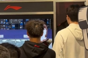 楊瀚森和球迷打2K單挑 球迷使用楊瀚森本尊 小楊用馬魯阿奇迎戰