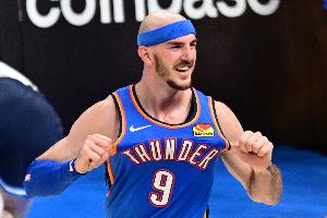 湖媒：卡魯索有2個總冠軍了 忘不了湖人怎么選了霍頓-塔克而非你