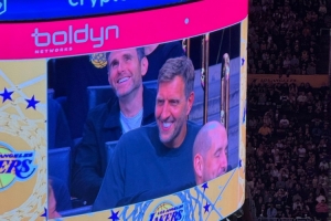 來支持小老弟東契奇！諾維茨基現身湖人主場觀戰揭幕戰