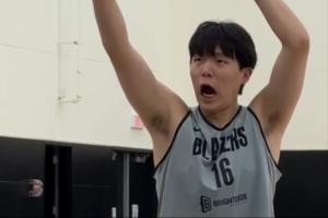 開拓者官方分享訓(xùn)練花絮：楊瀚森雙手暴扣 罰球訓(xùn)練后搞怪互動