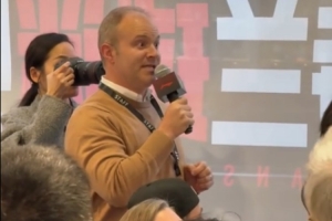 外國球迷用中文提問：楊瀚森你覺得在NBA訓(xùn)練和在山東有何區(qū)別？