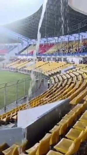 印度特色……果阿的主場看臺水流入注，球場頂棚形同虛設