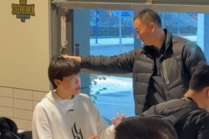 師徒重聚！劉維偉和楊瀚森見面上演摸頭殺 明日現場觀戰小楊首秀