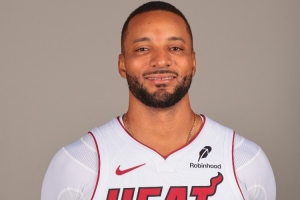 得分手！鮑威爾半場(chǎng)9中4&三分4中2拿13分5板2助 首節(jié)11分