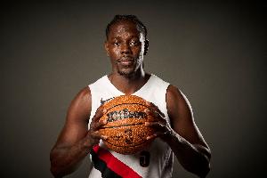 下半場喂一個！霍勒迪上半場8中3得7分4板3助1斷 三分3中1